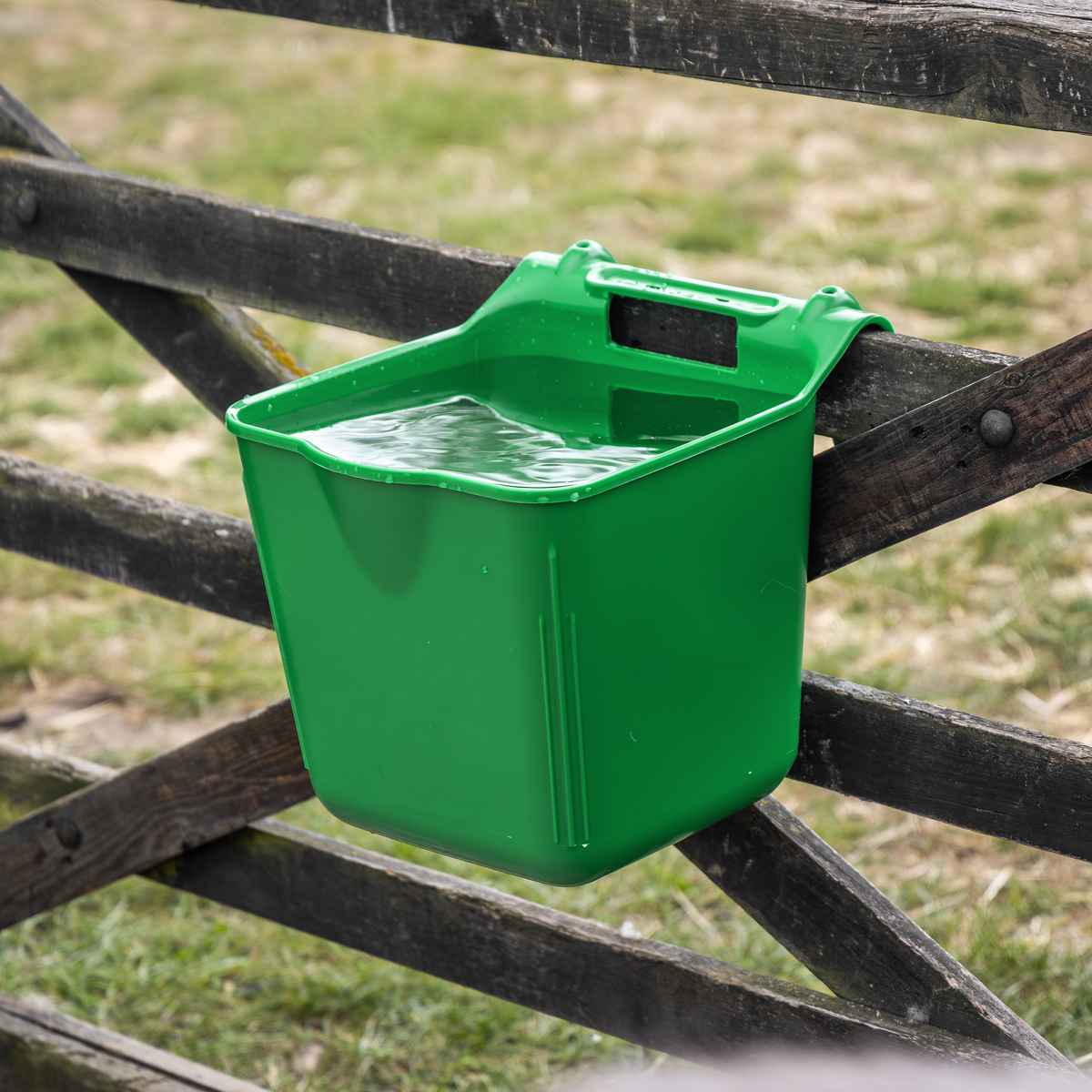 Hook-Over Feeder 13L