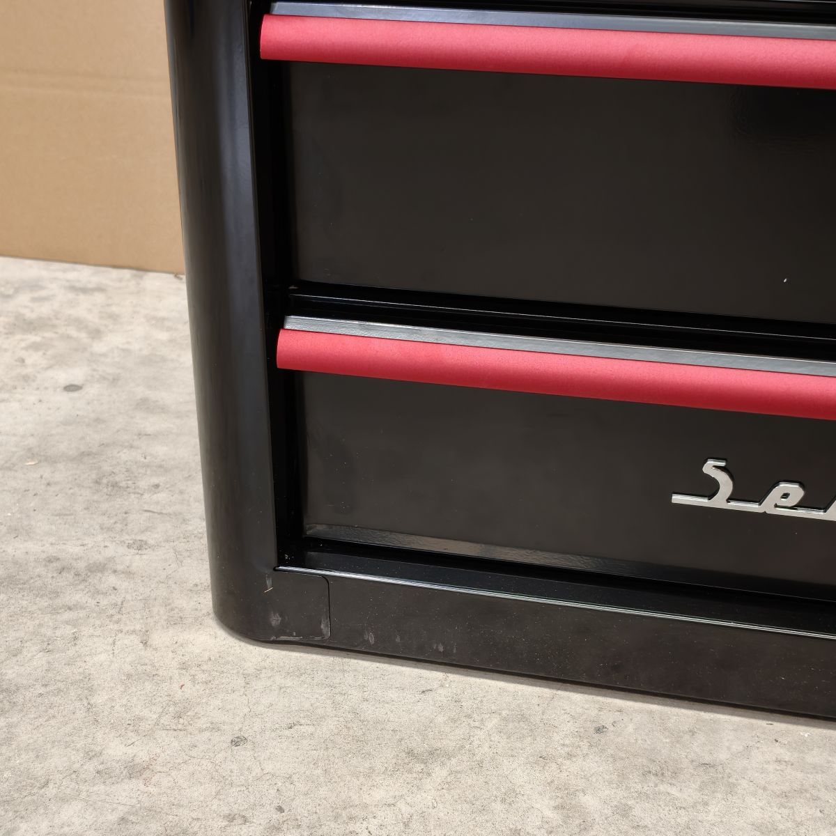 Premier™ Retro Style Rollcab, 4 Drawer, Black with Red Anodised Drawer Pulls (AP28204BR)