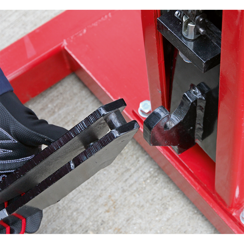 Air/Hydraulic Vehicle Lift with Foot Pedal 1.5 Tonne