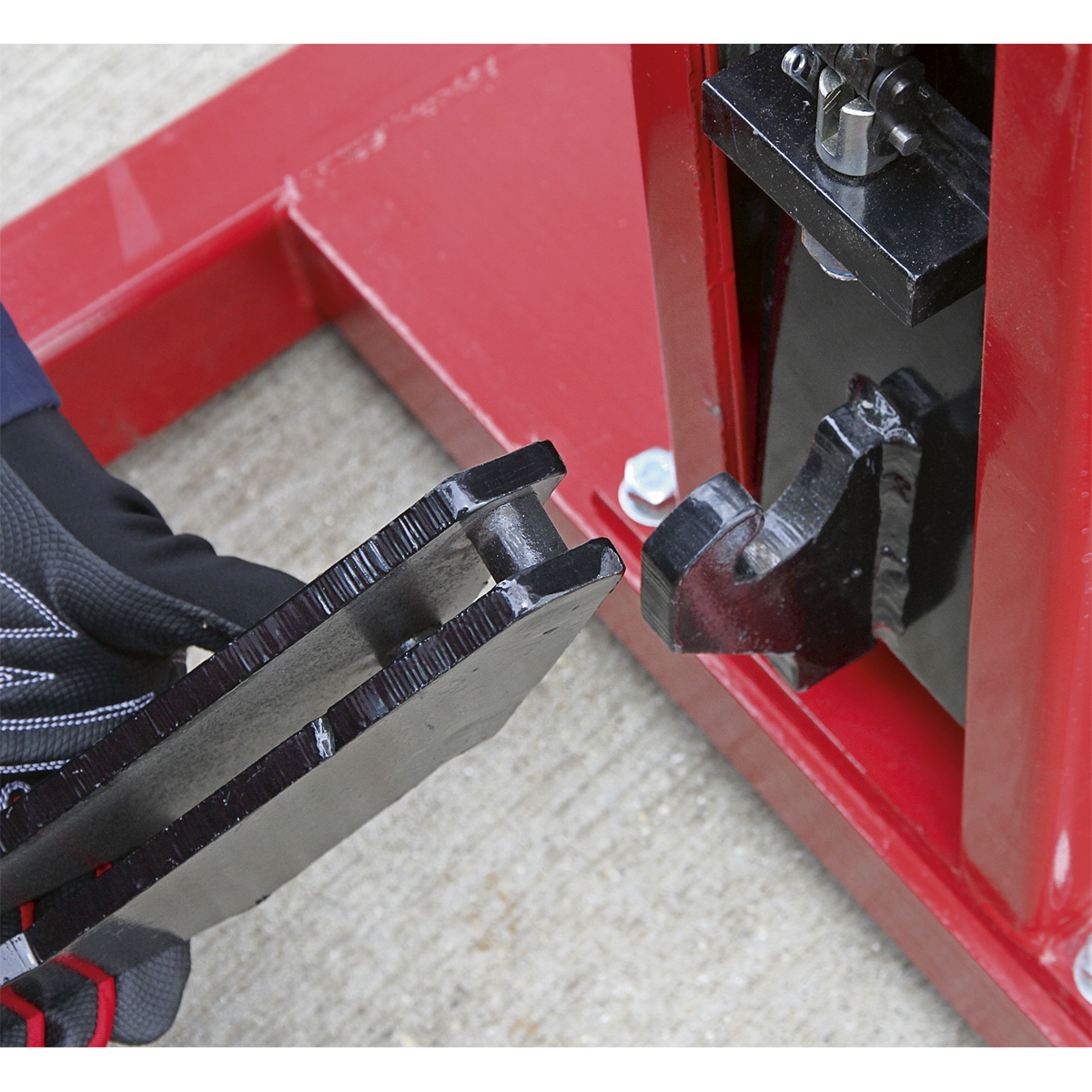 Air/Hydraulic Vehicle Lift with Foot Pedal 1.5 Tonne