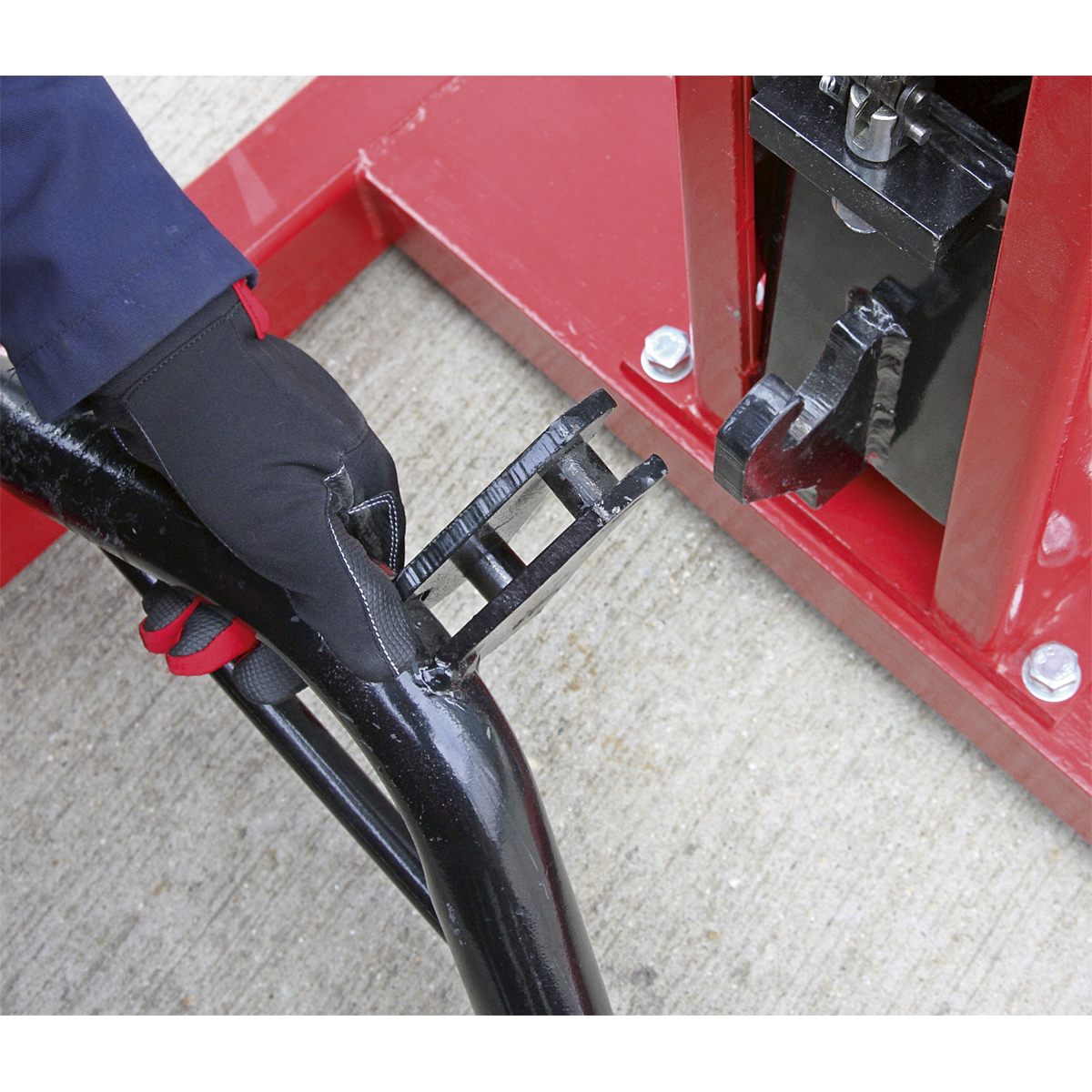 Air/Hydraulic Vehicle Lift with Foot Pedal 1.5 Tonne
