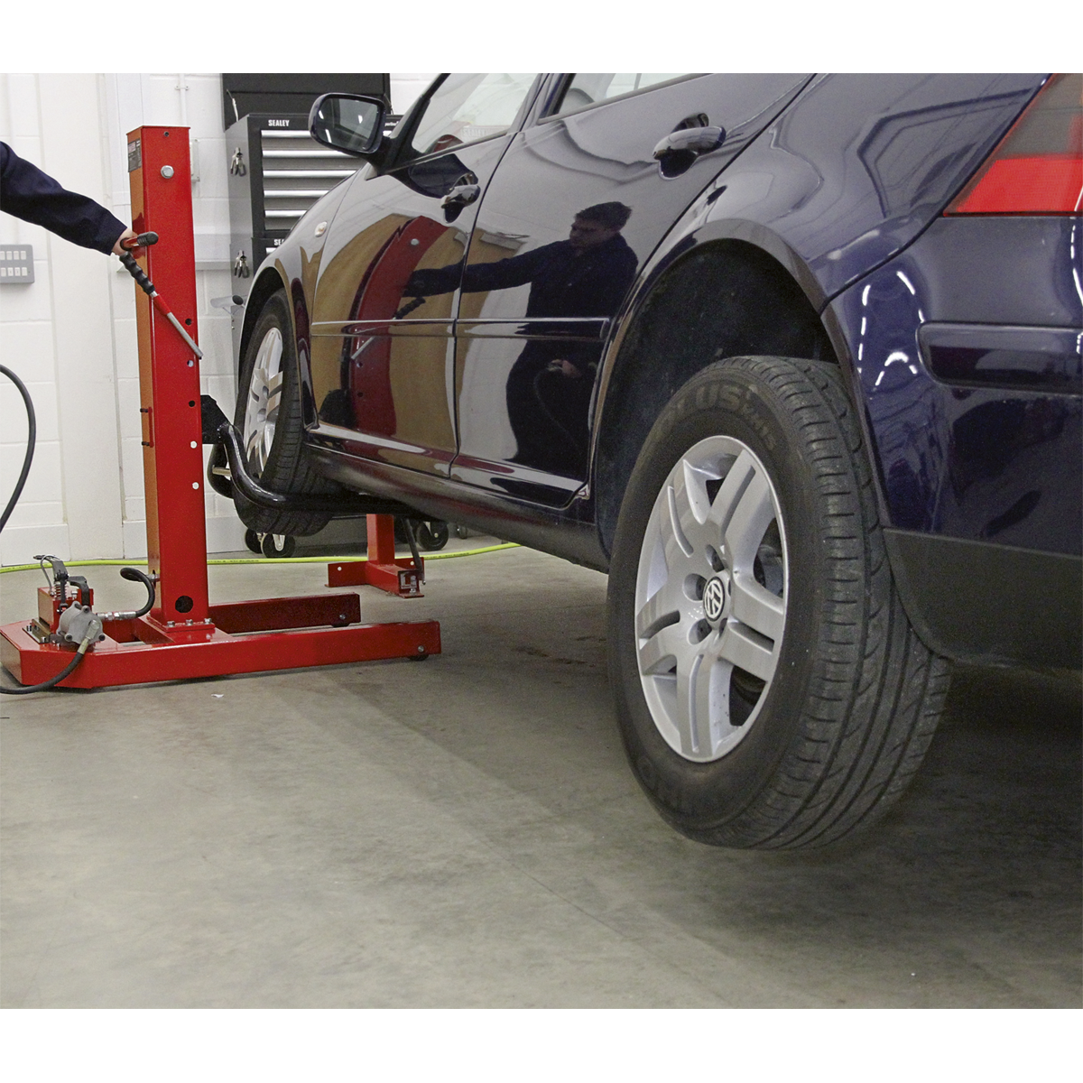 Air/Hydraulic Vehicle Lift with Foot Pedal 1.5 Tonne