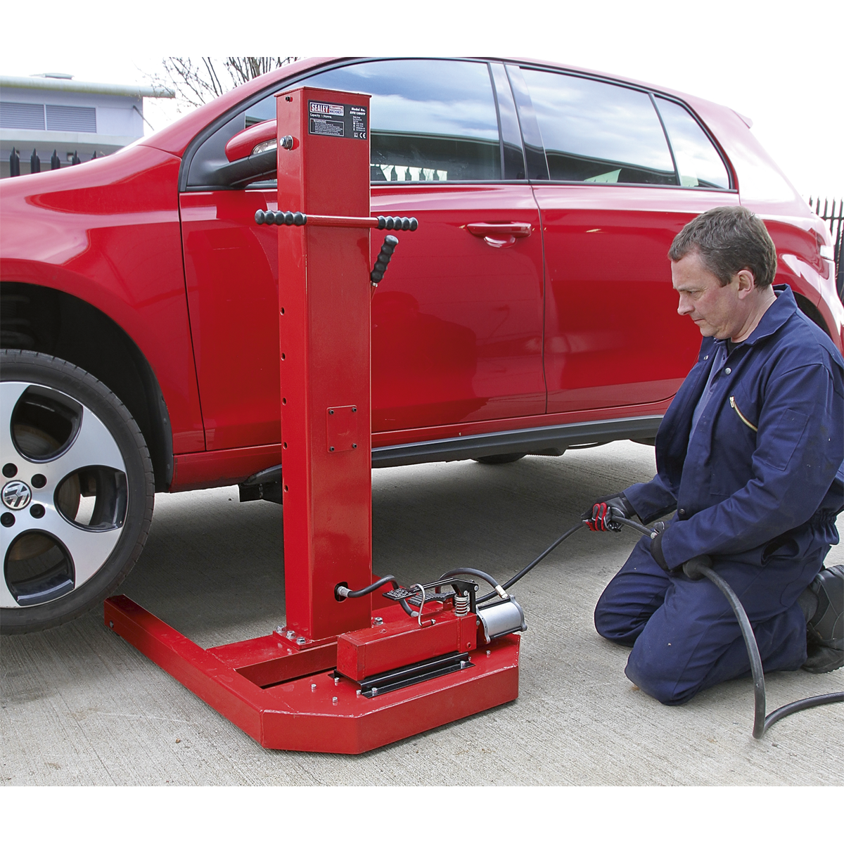 Air/Hydraulic Vehicle Lift with Foot Pedal 1.5 Tonne