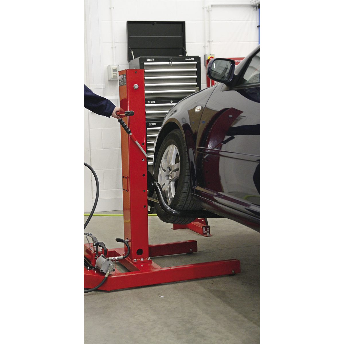 Air/Hydraulic Vehicle Lift with Foot Pedal 1.5 Tonne