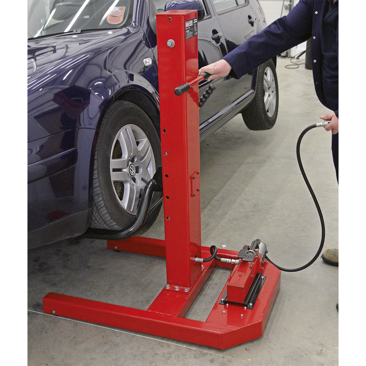 Air/Hydraulic Vehicle Lift with Foot Pedal 1.5 Tonne