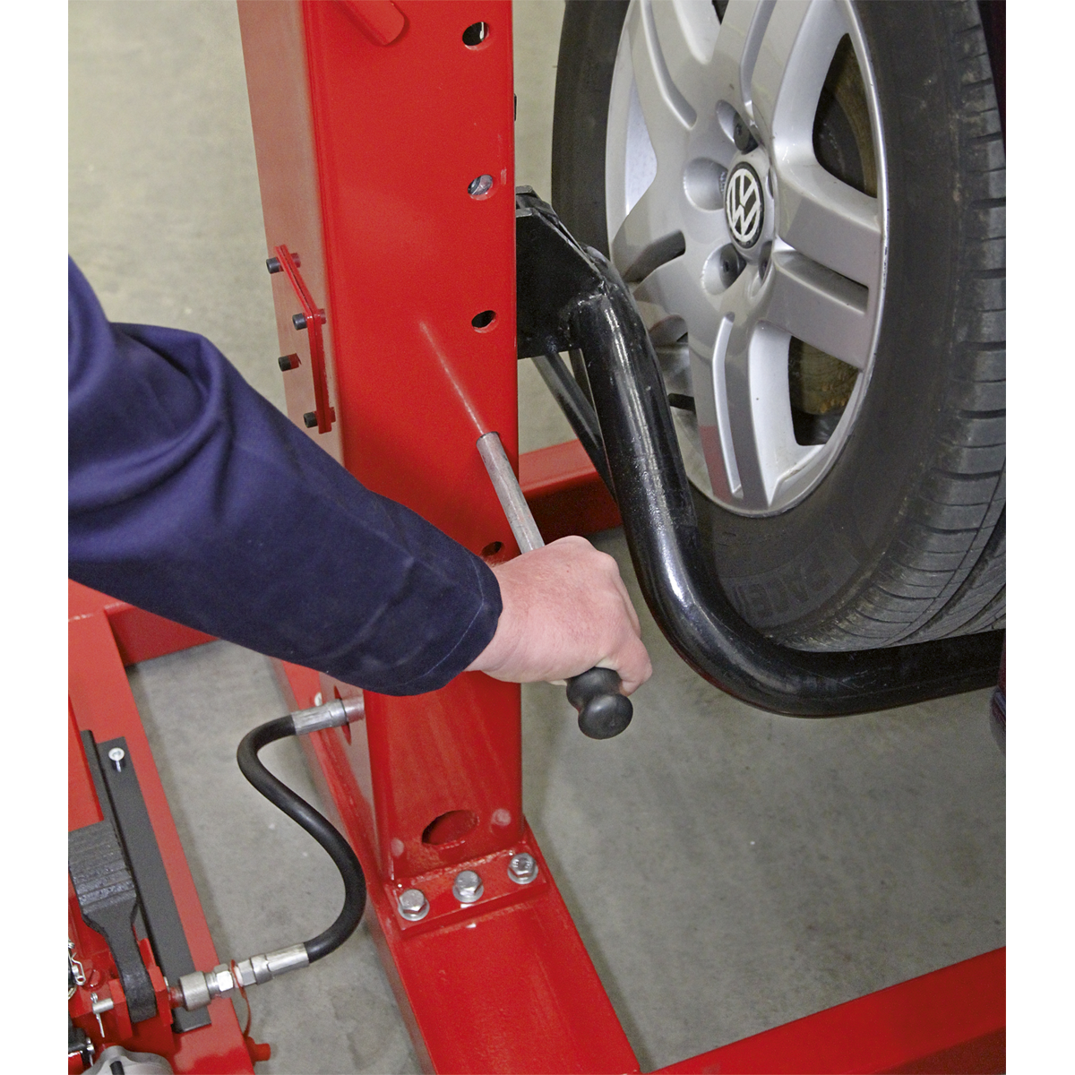 Air/Hydraulic Vehicle Lift with Foot Pedal 1.5 Tonne