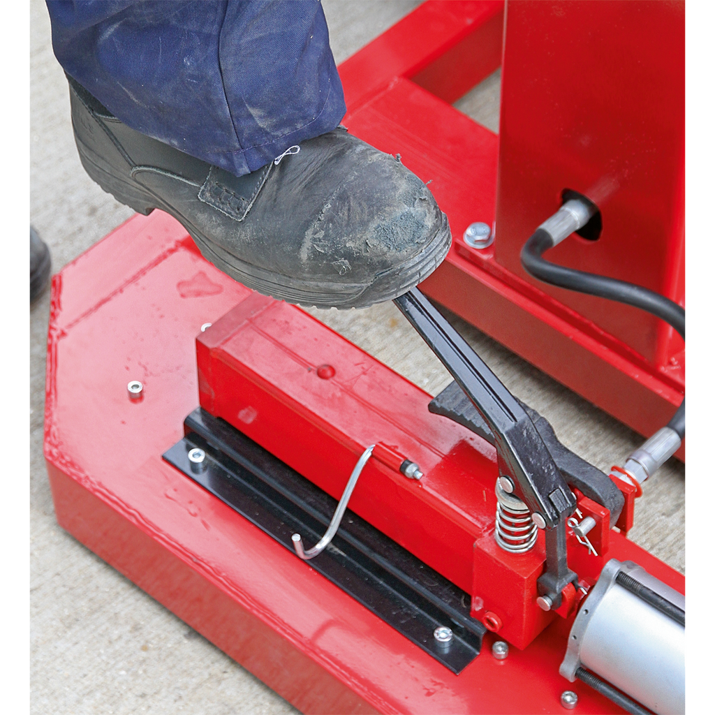 Air/Hydraulic Vehicle Lift with Foot Pedal 1.5 Tonne