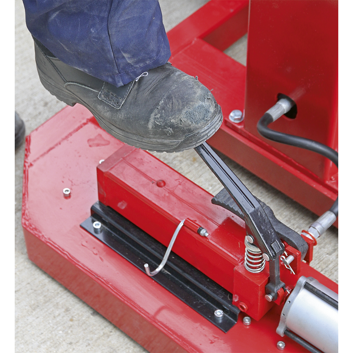 Air/Hydraulic Vehicle Lift with Foot Pedal 1.5 Tonne