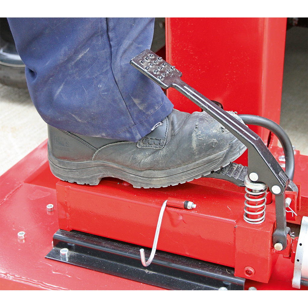 Air/Hydraulic Vehicle Lift with Foot Pedal 1.5 Tonne