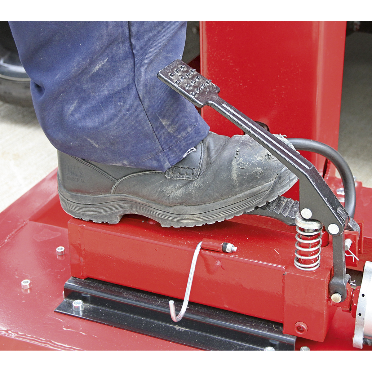 Air/Hydraulic Vehicle Lift with Foot Pedal 1.5 Tonne
