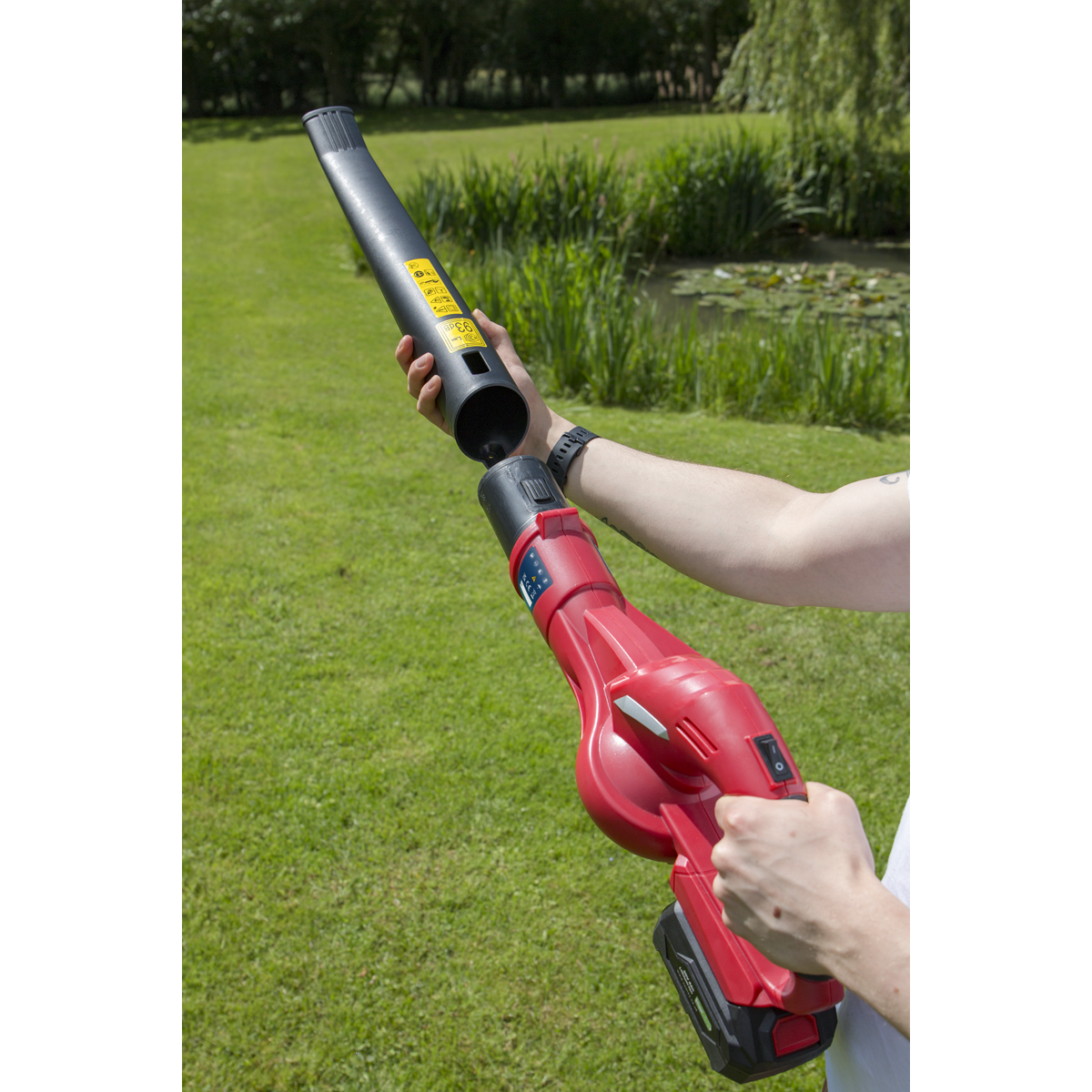 SV20 Series Cordless Leaf Blower with 20V 2Ah Battery & Char