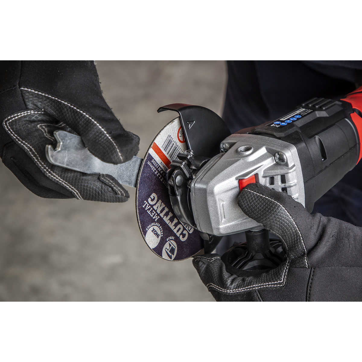 SV20 Series 115mm Cordless Angle Grinder Kit 20V 4Ah - 2 Bat