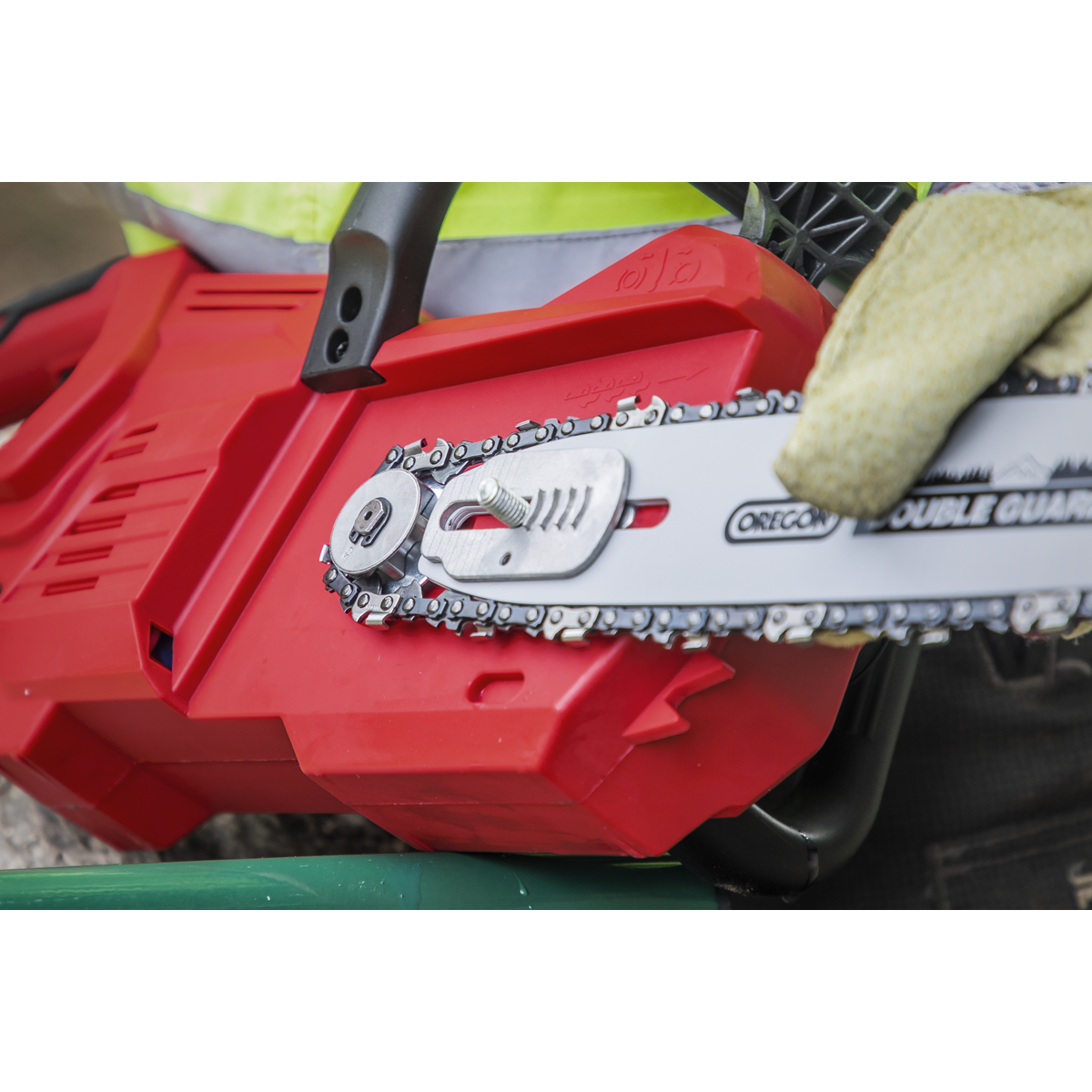 SV20 Series 25cm Cordless Chainsaw Kit 20V 4Ah - 2 Batteries