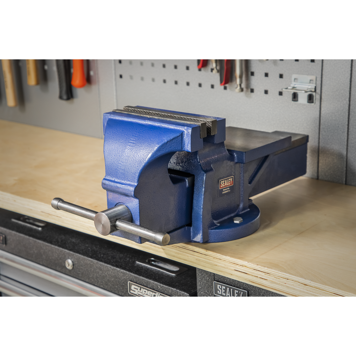 Professional Heavy-Duty Fixed Base Vice 200mm