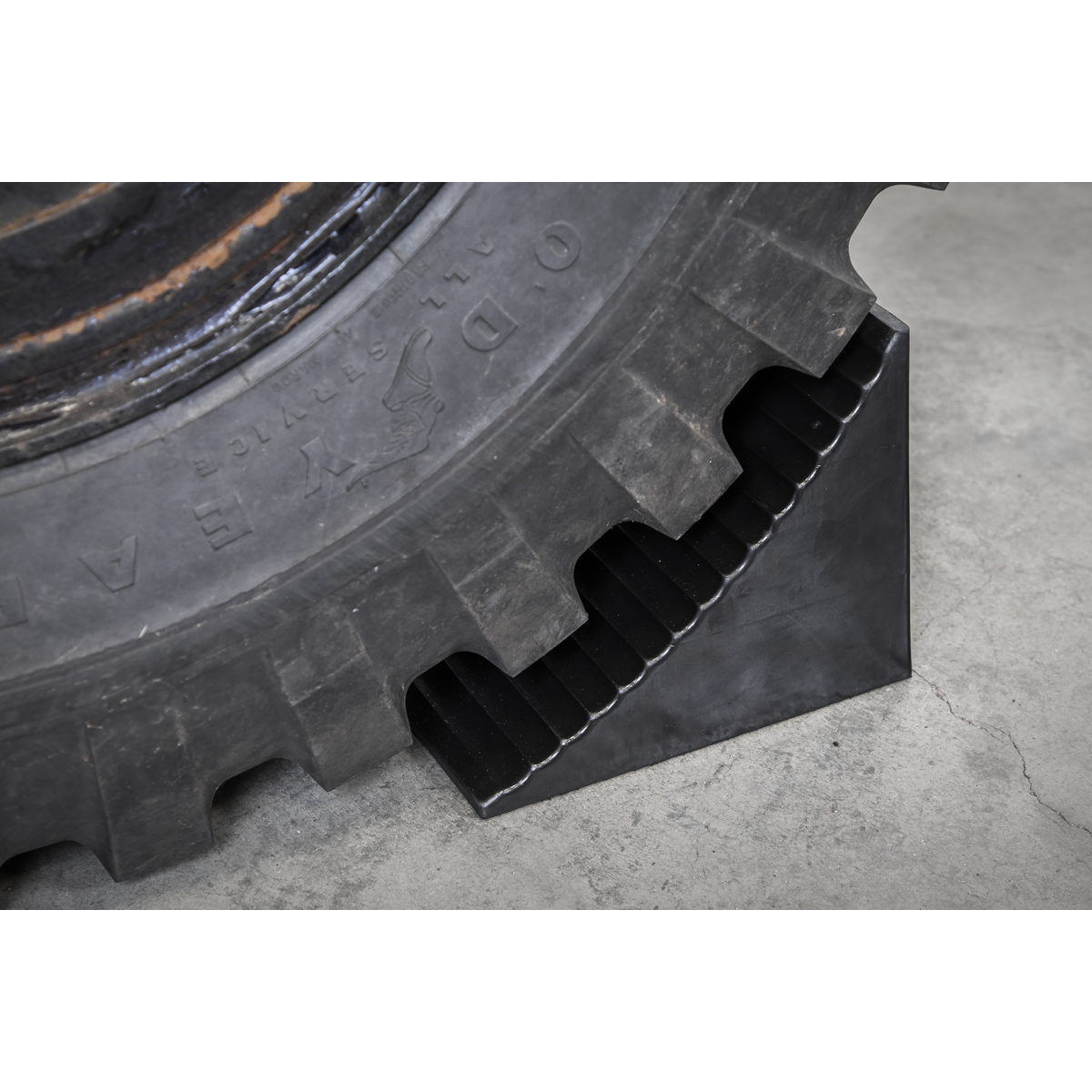 Heavy-Duty Rubber Wheel Chock, Single (CWC01)