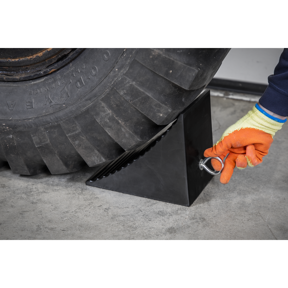 Heavy-Duty Rubber Wheel Chock, Single (CWC01)