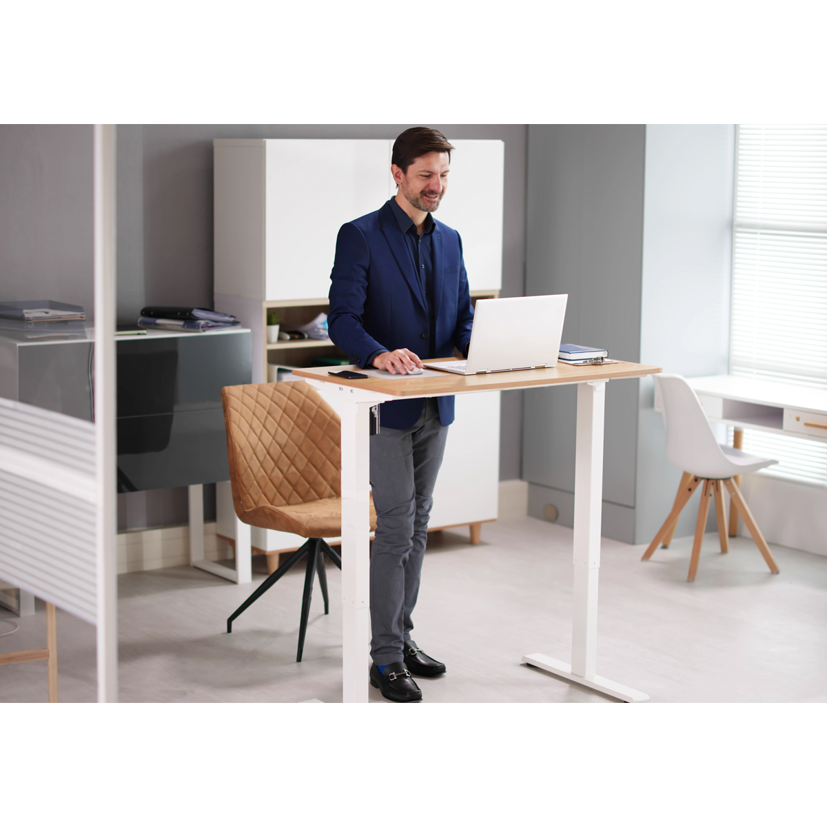 Dellonda Single Motor Height-Adjustable Desk, 140 x 70cm, Oak Desktop (DH68)