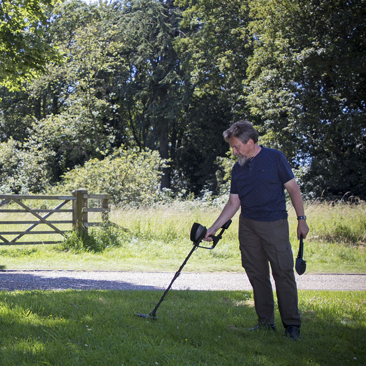 Dellonda Lightweight Metal Detector with High Accuracy Pinpoint Function (DL6)