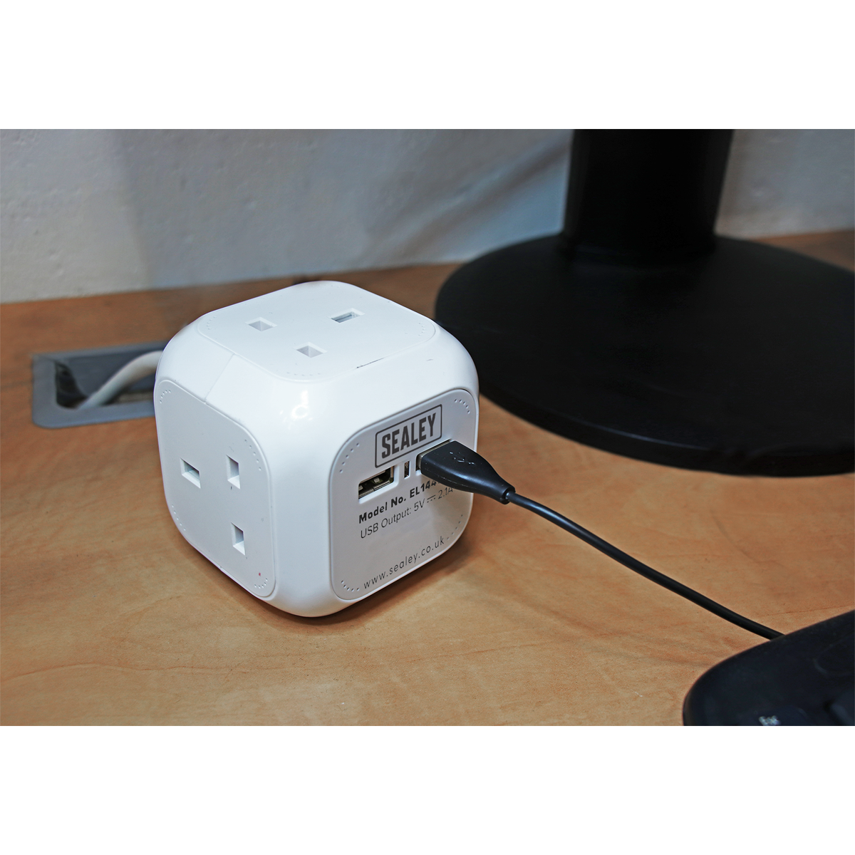 1.4m Extension Cable Cube 4 x 230V & 2 x USB - White