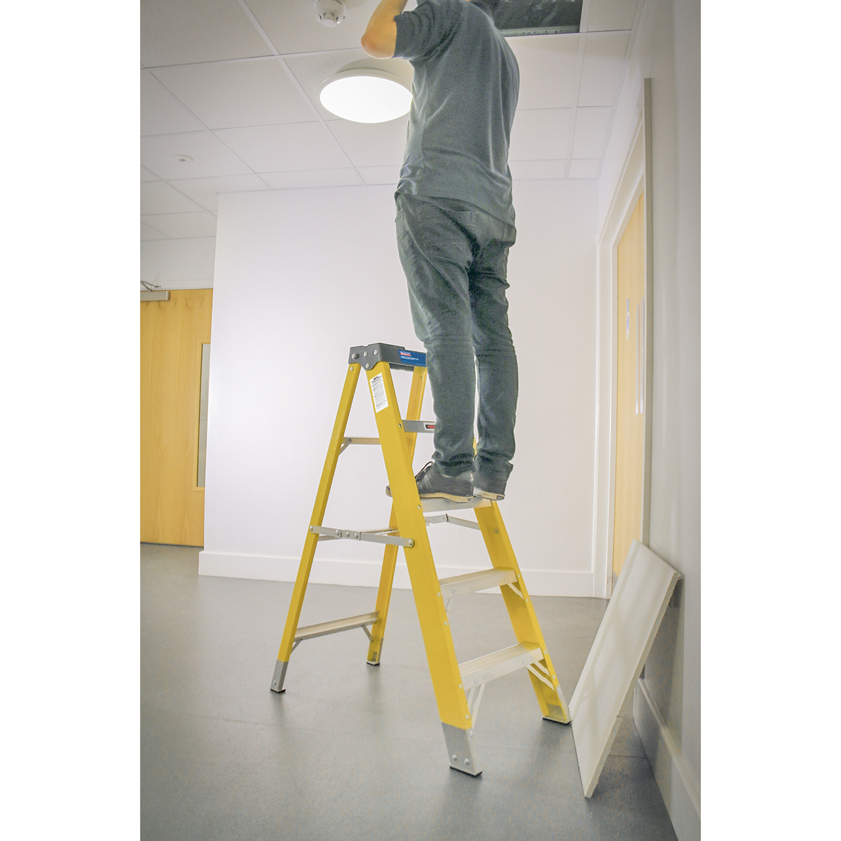 Fibreglass Step Ladder 4-Tread - EN 131