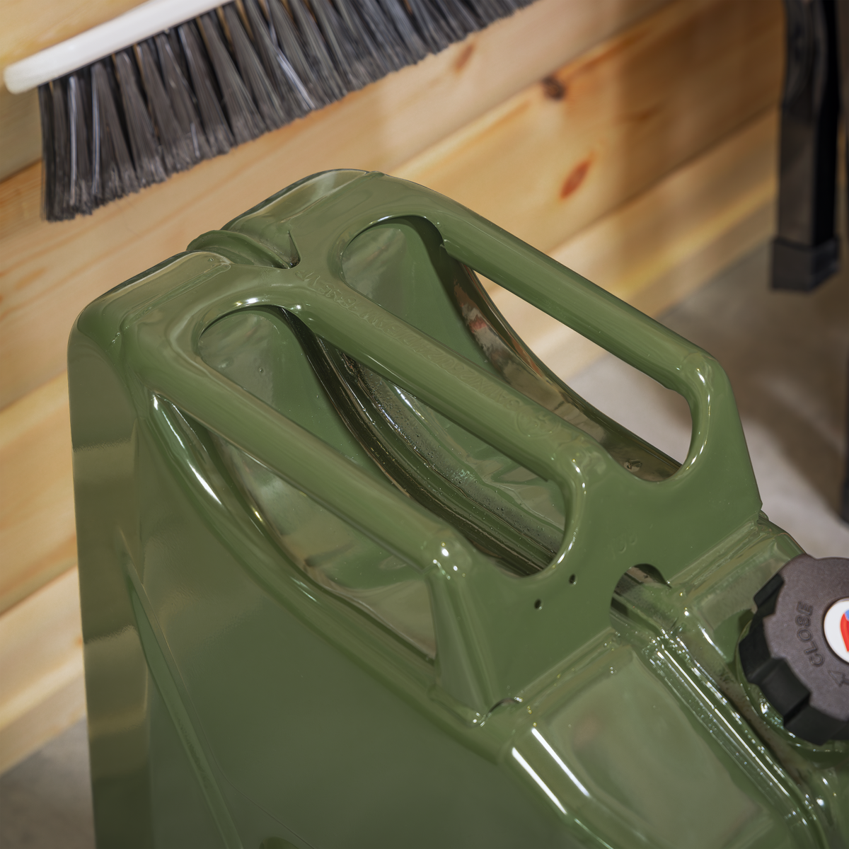 Screw Cap Metal Jerry Can 20L - Green
