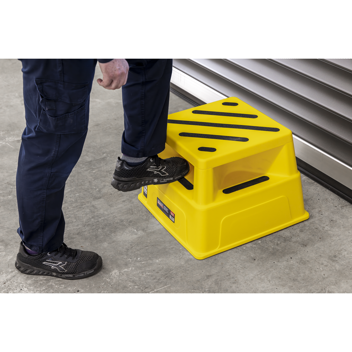 Heavy-Duty Platform Safety Step