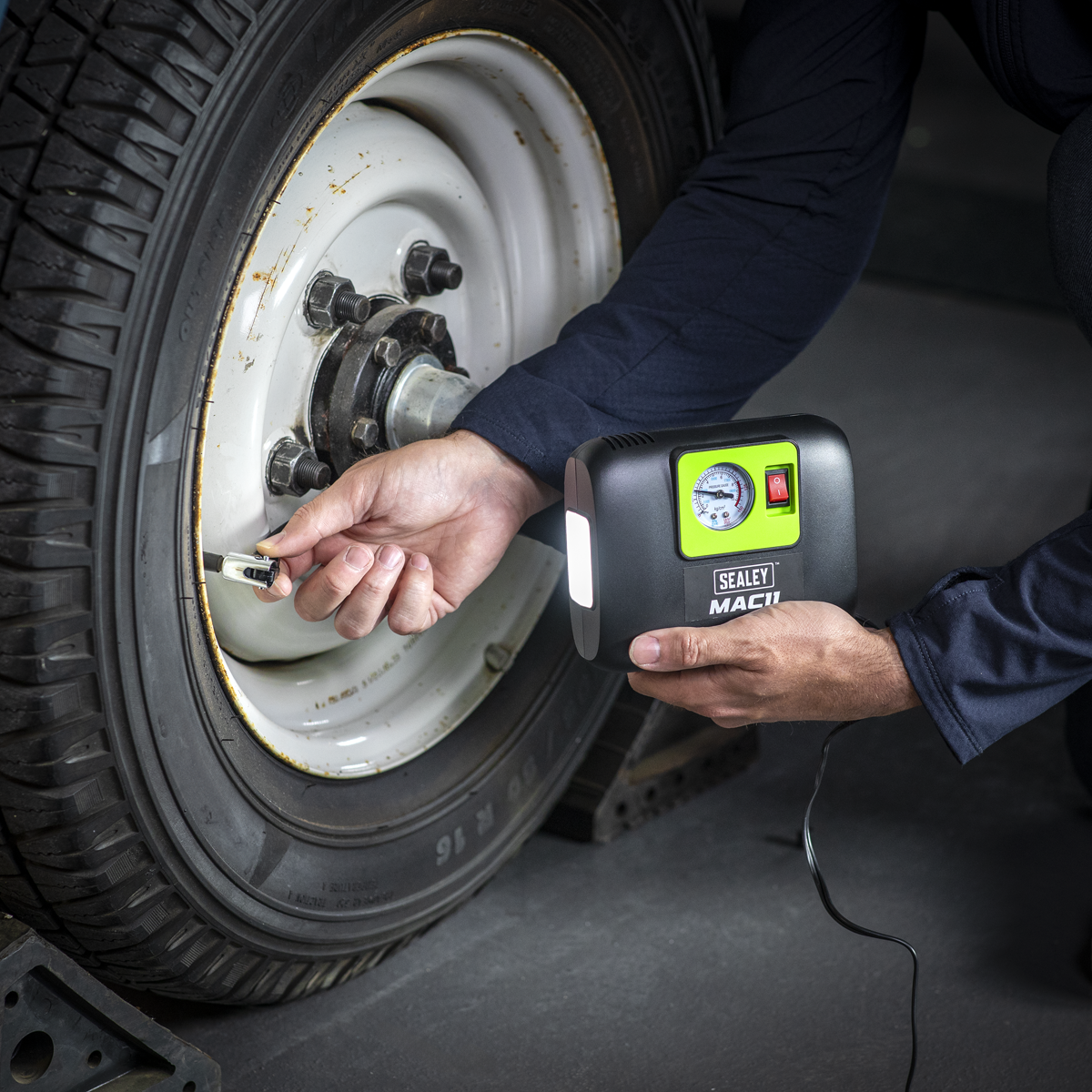 Tyre Inflator with Worklight 12V