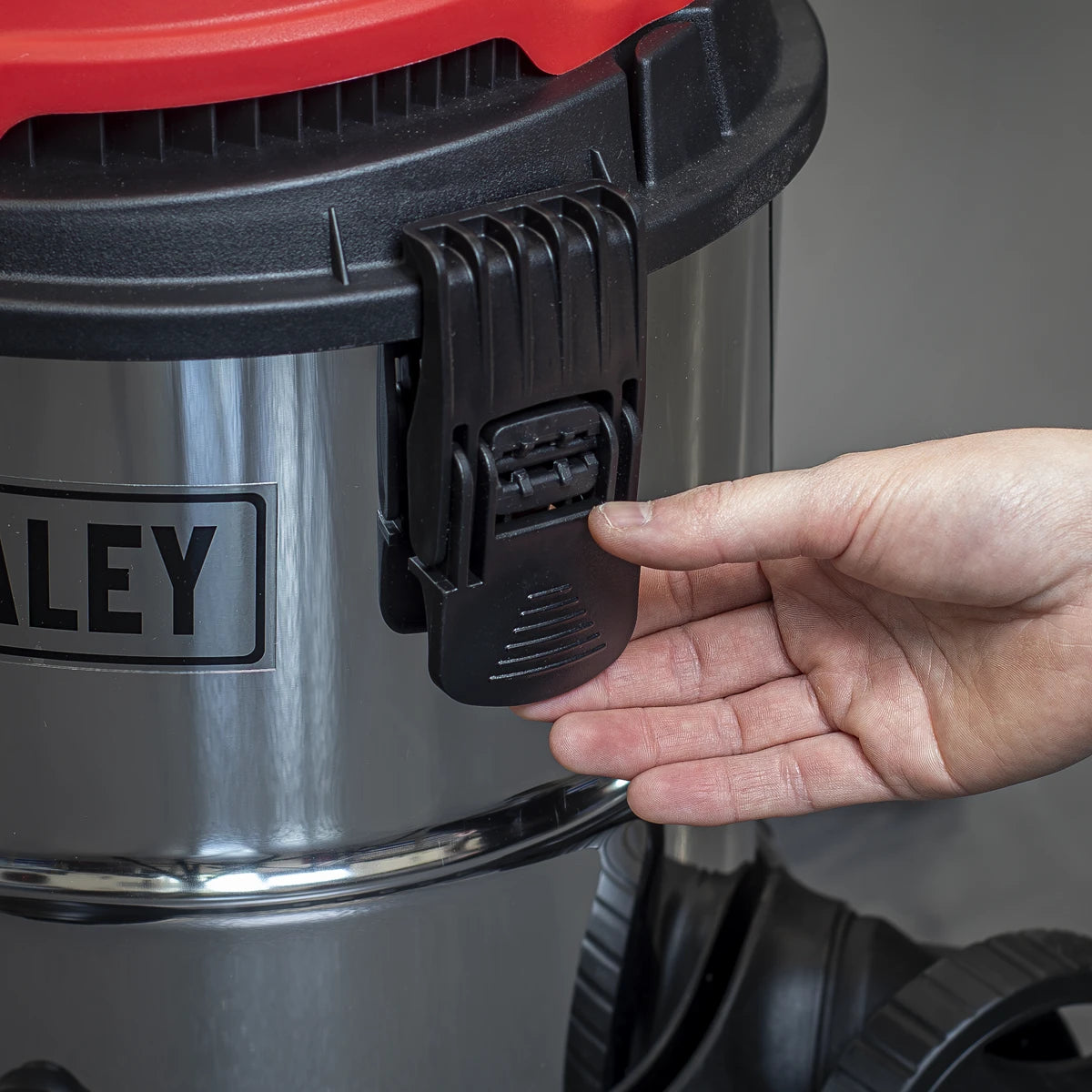 20L Industrial Vacuum Cleaner Wet & Dry with Stainless Steel Drum & Auto Start 1400W/230V