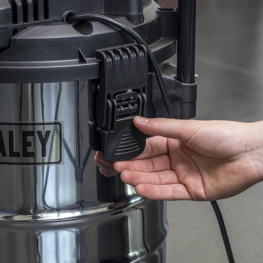 30L Vacuum Cleaner Wet & Dry with Stainless Steel Drum & Detachable Leaf Blower 1200W/230V