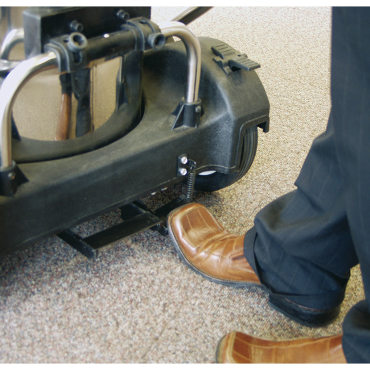 Industrial Vacuum Cleaner Wet & Dry Stainless Steel Drum with Swivel Emptying 77L 2400W