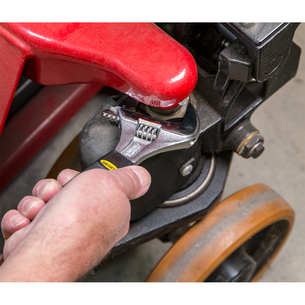 Siegen Adjustable Wrench with Extra-Wide Jaw Capacity 200mm