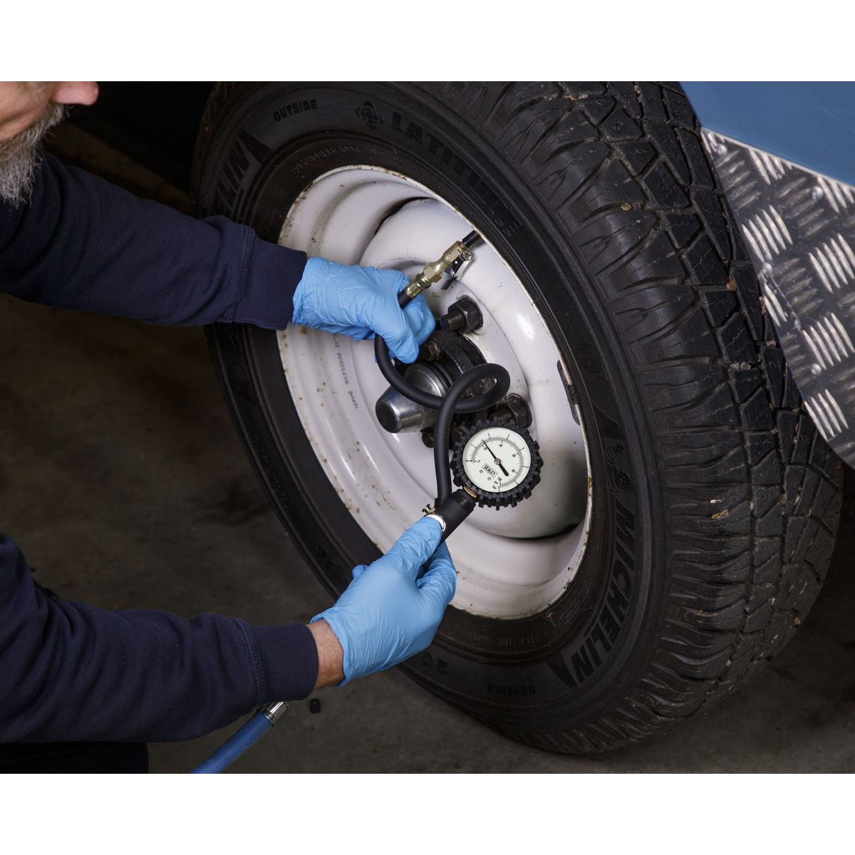 Tyre Inflator with Clip-On Connector