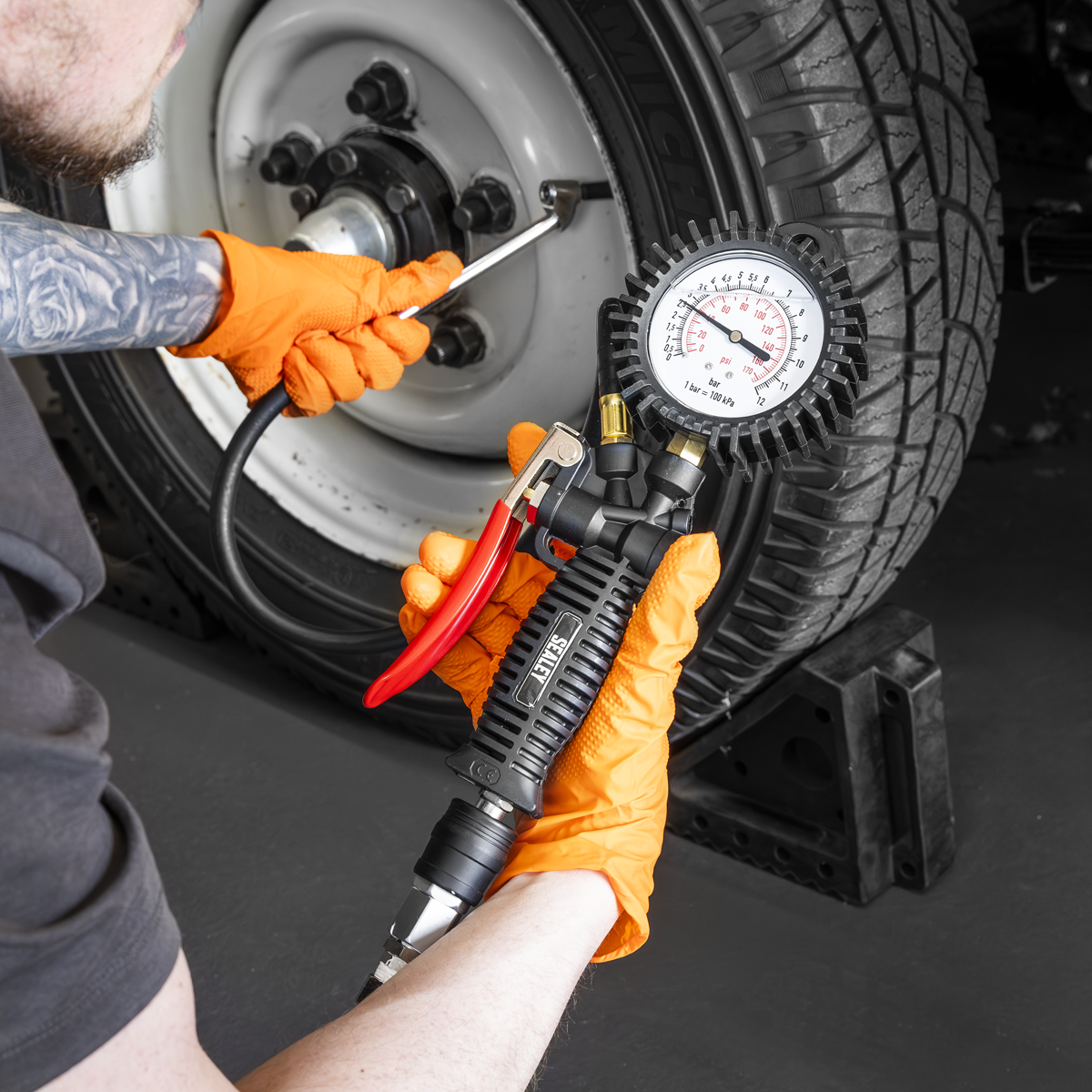 Tyre Inflator with Push-On Connector