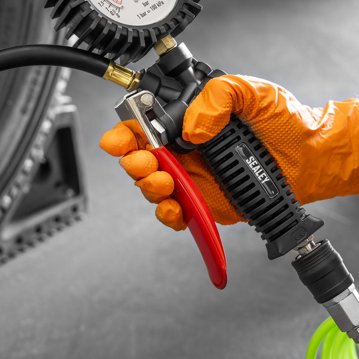 Tyre Inflator with Push-On Connector