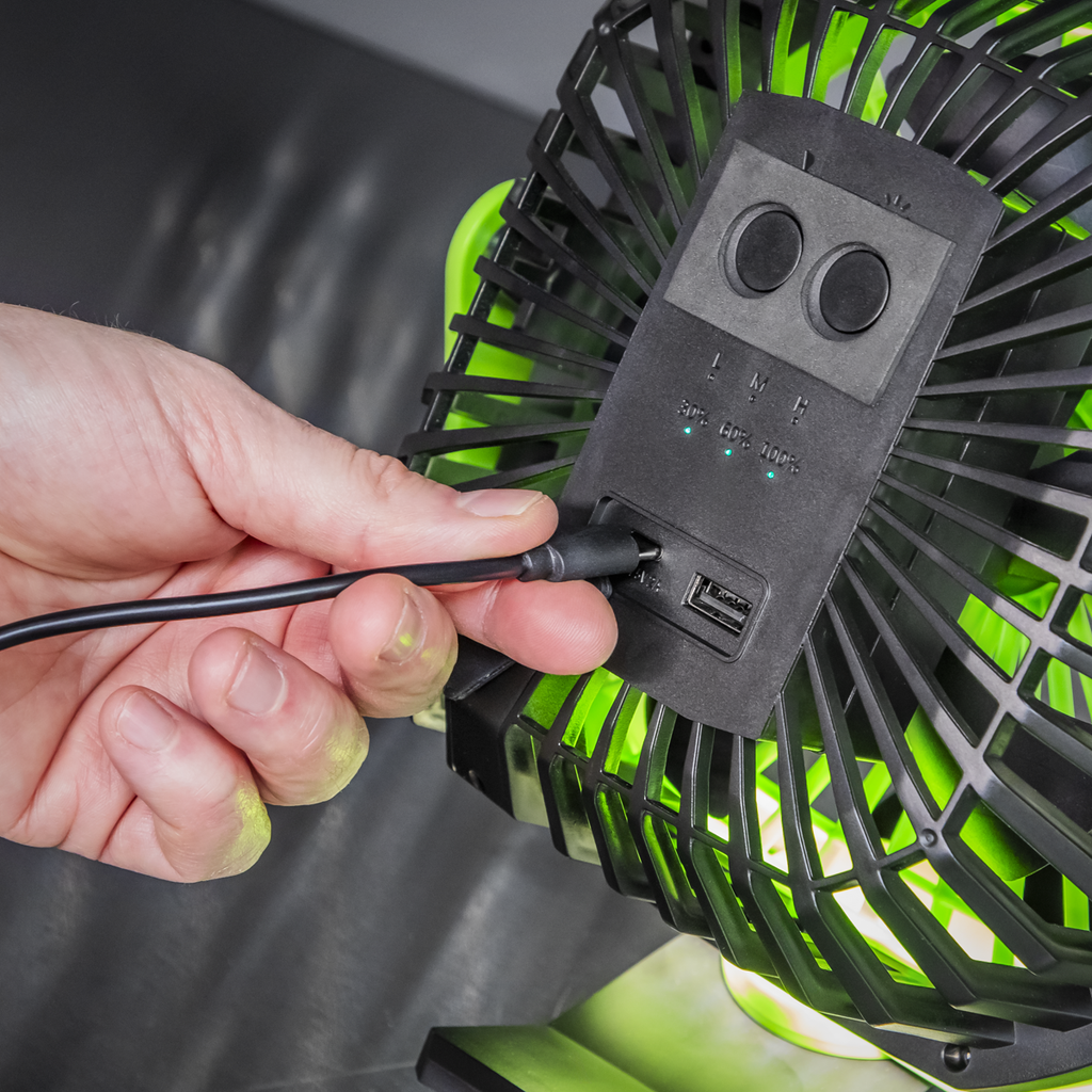 Portable Clip Fan with Worklight 8", 4-Speed (SCF8WL)