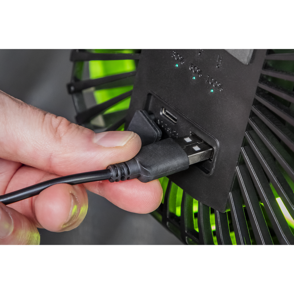 Portable Clip Fan with Worklight 8", 4-Speed (SCF8WL)