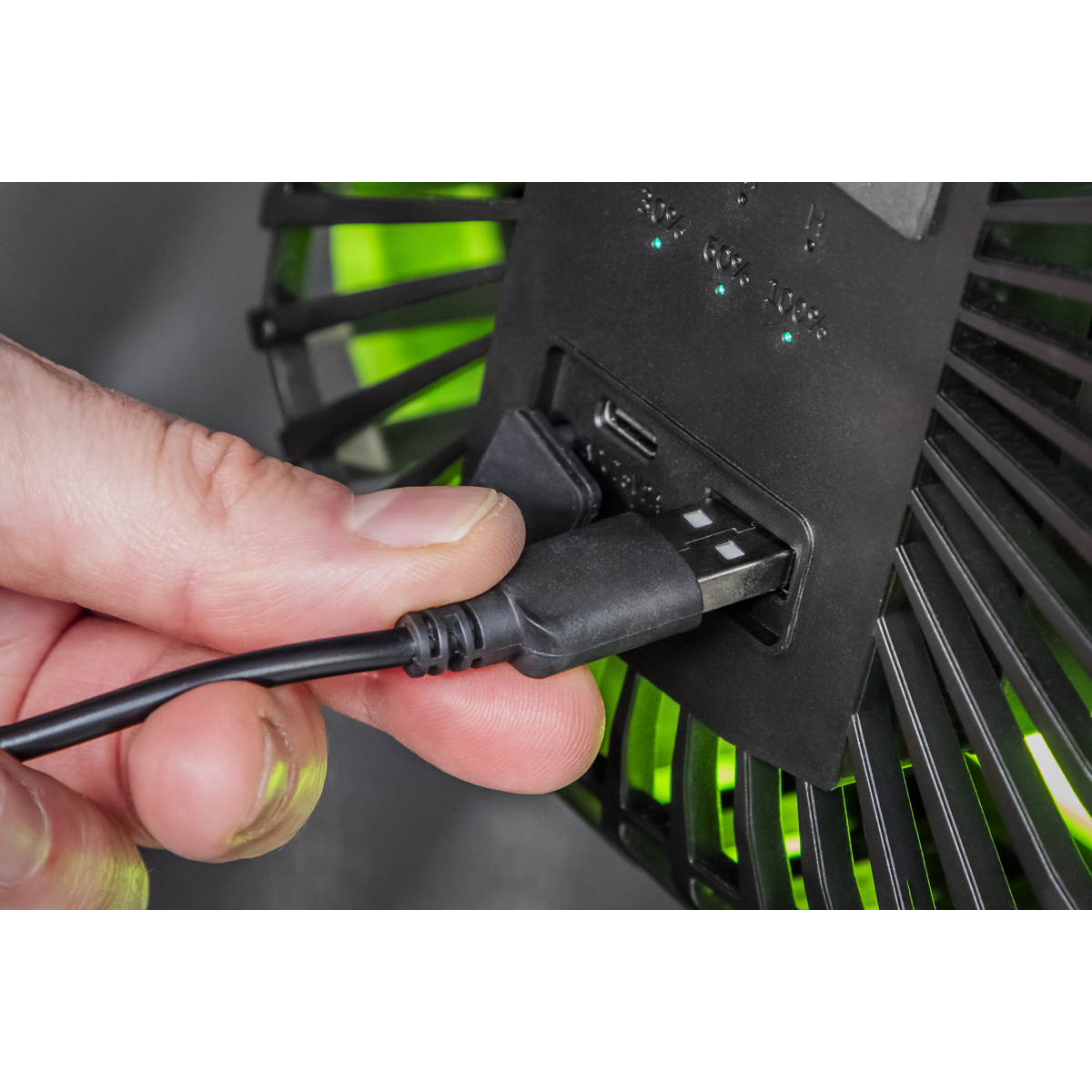 Portable Clip Fan with Worklight 8", 4-Speed (SCF8WL)