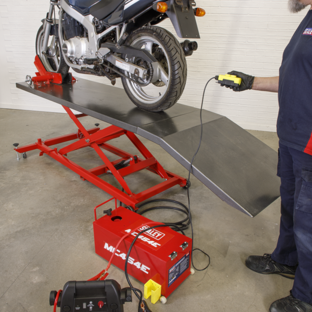 Sealey MC454E Heavy Duty 12V Electro Hydraulic Motorcycle Bike Garage Workshop Support Ramp Bench Lift 450kg Capacity