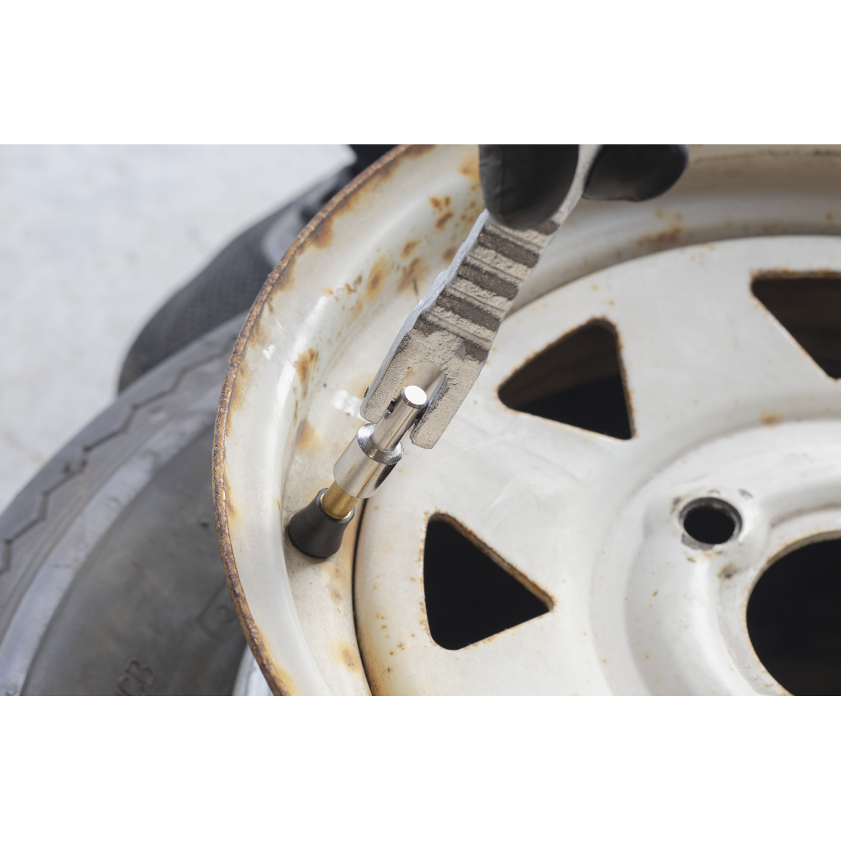 Tyre Valve Installer