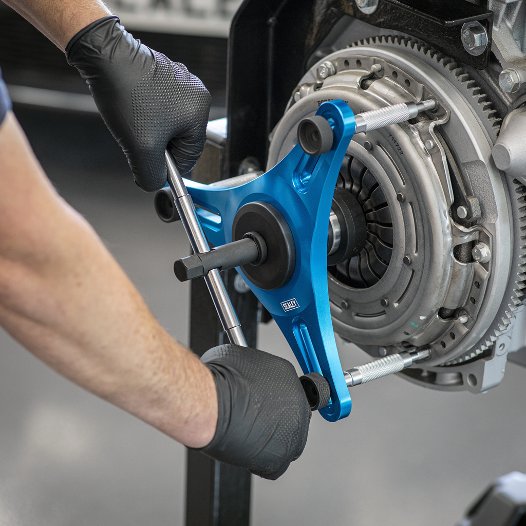 Self-Adjusting Clutch Tool