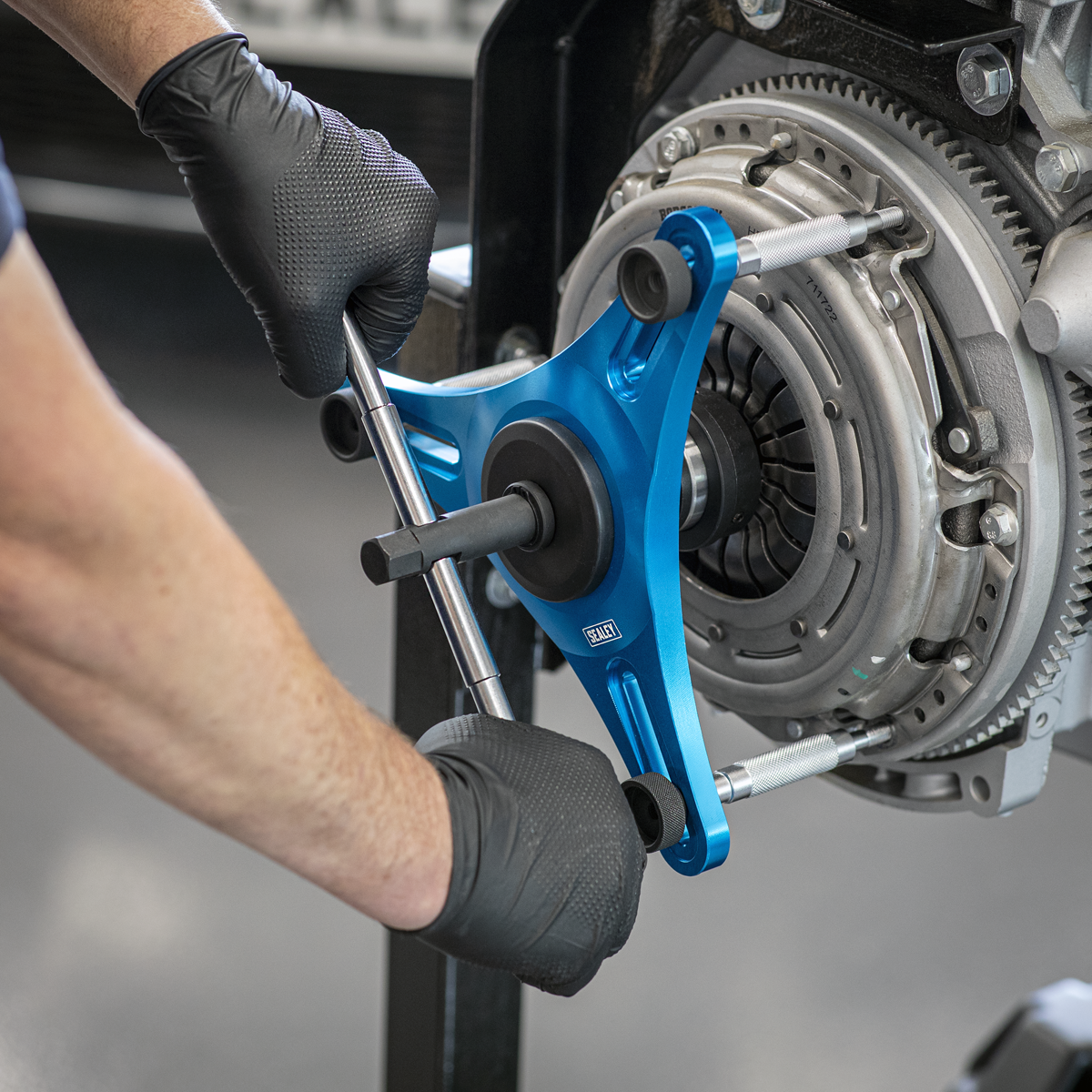 Self-Adjusting Clutch Tool
