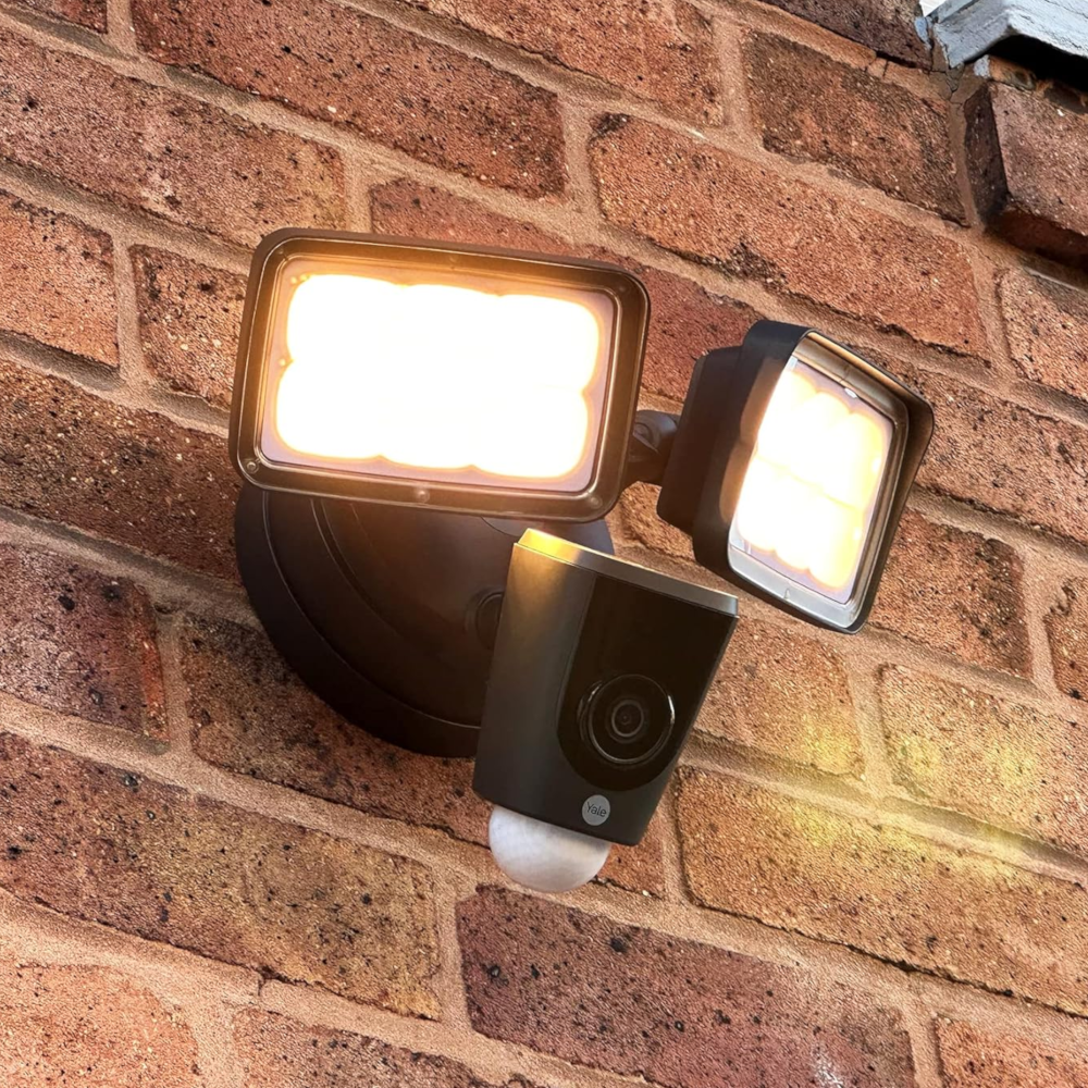 Yale YFL01-BLK Two Way CCTV Security Outdoor Flood Light with 1080FHD Camera 2000 Lumen IP65